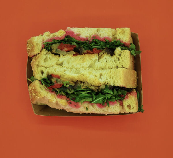 ToGo sandwich bieten hummus