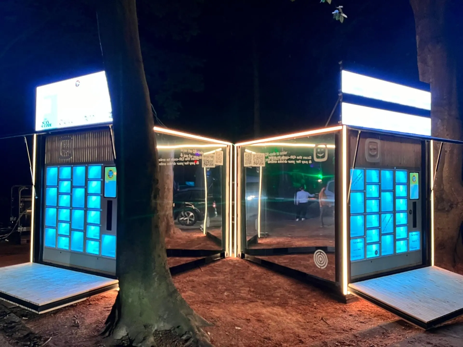 Verkoopcontainer van TastyLockers met vending op een evenement
