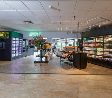 Onbemande minimarket met schappen en vers assortiment