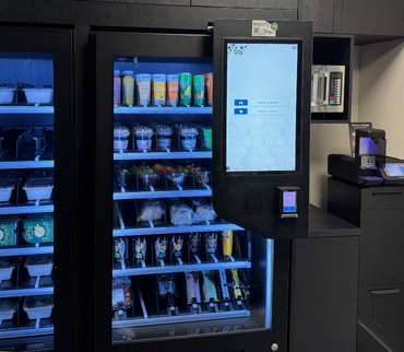 Locker vending wall met touchscreen en donkere behuizing